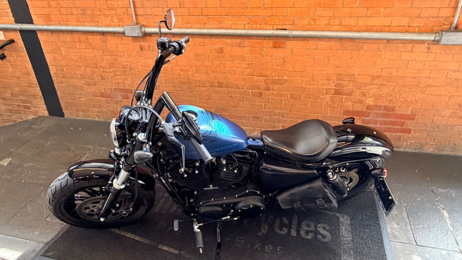 HARLEY-DAVIDSON SPORTSTER IRON 883