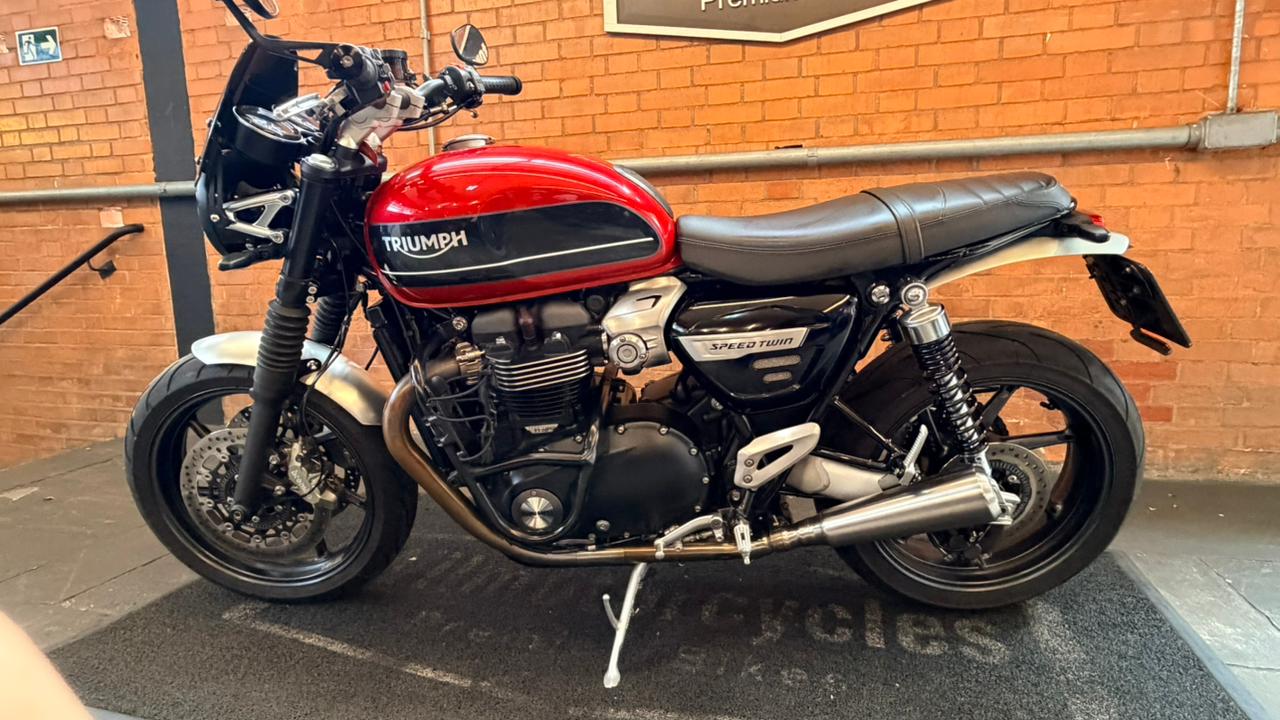 TRIUMPH SPEED TWIN 