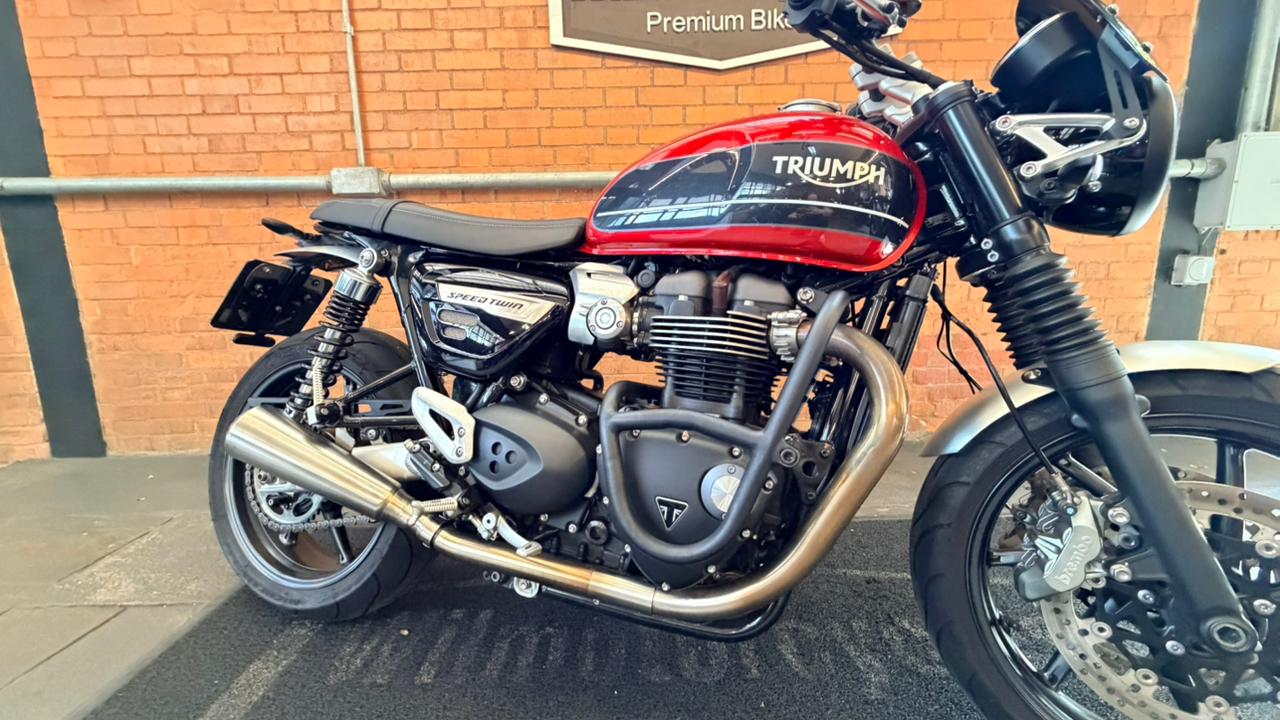 TRIUMPH SPEED TWIN 