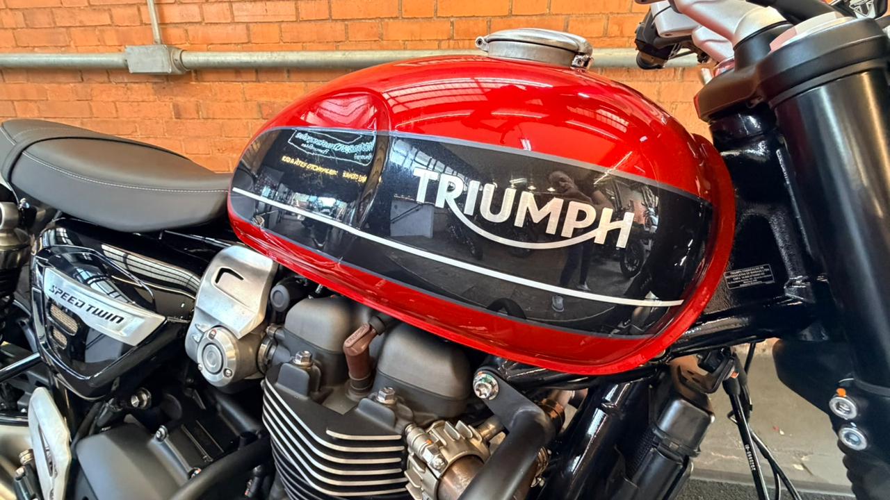 TRIUMPH SPEED TWIN 