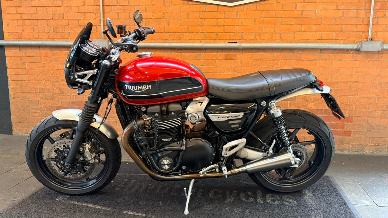 TRIUMPH SPEED TWIN 