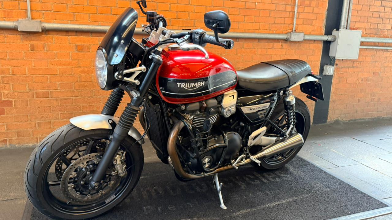 TRIUMPH SPEED TWIN 