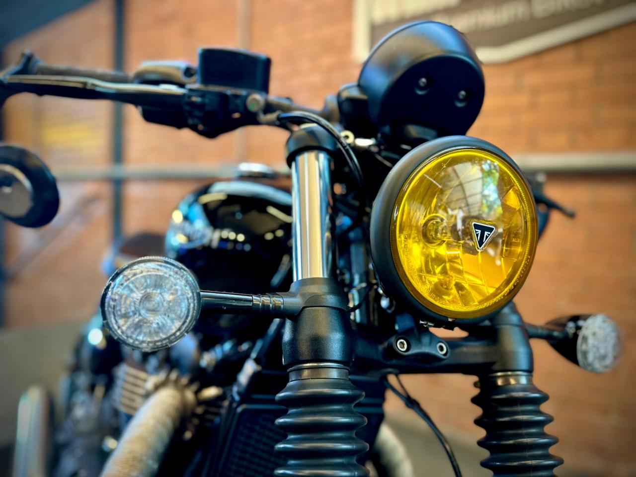 TRIUMPH BONNEVILLE BOBBER 1200