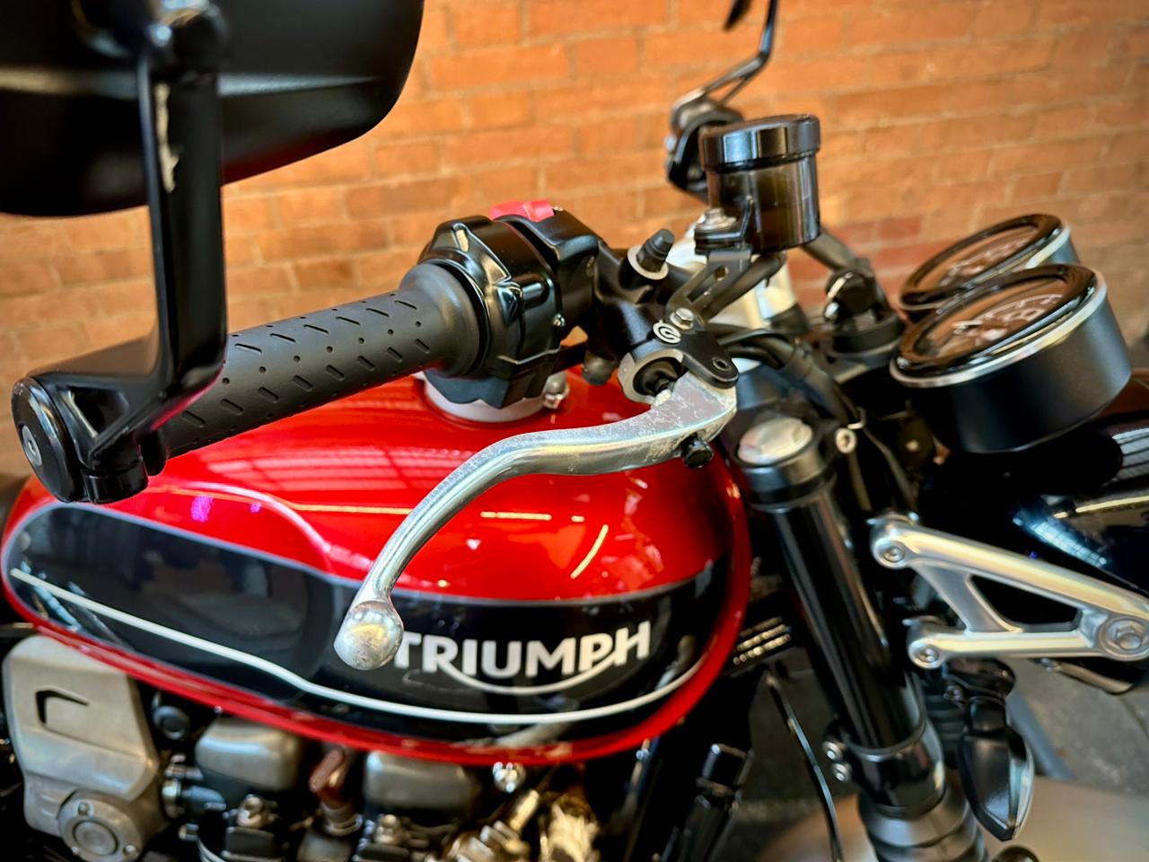 TRIUMPH SPEED TWIN 
