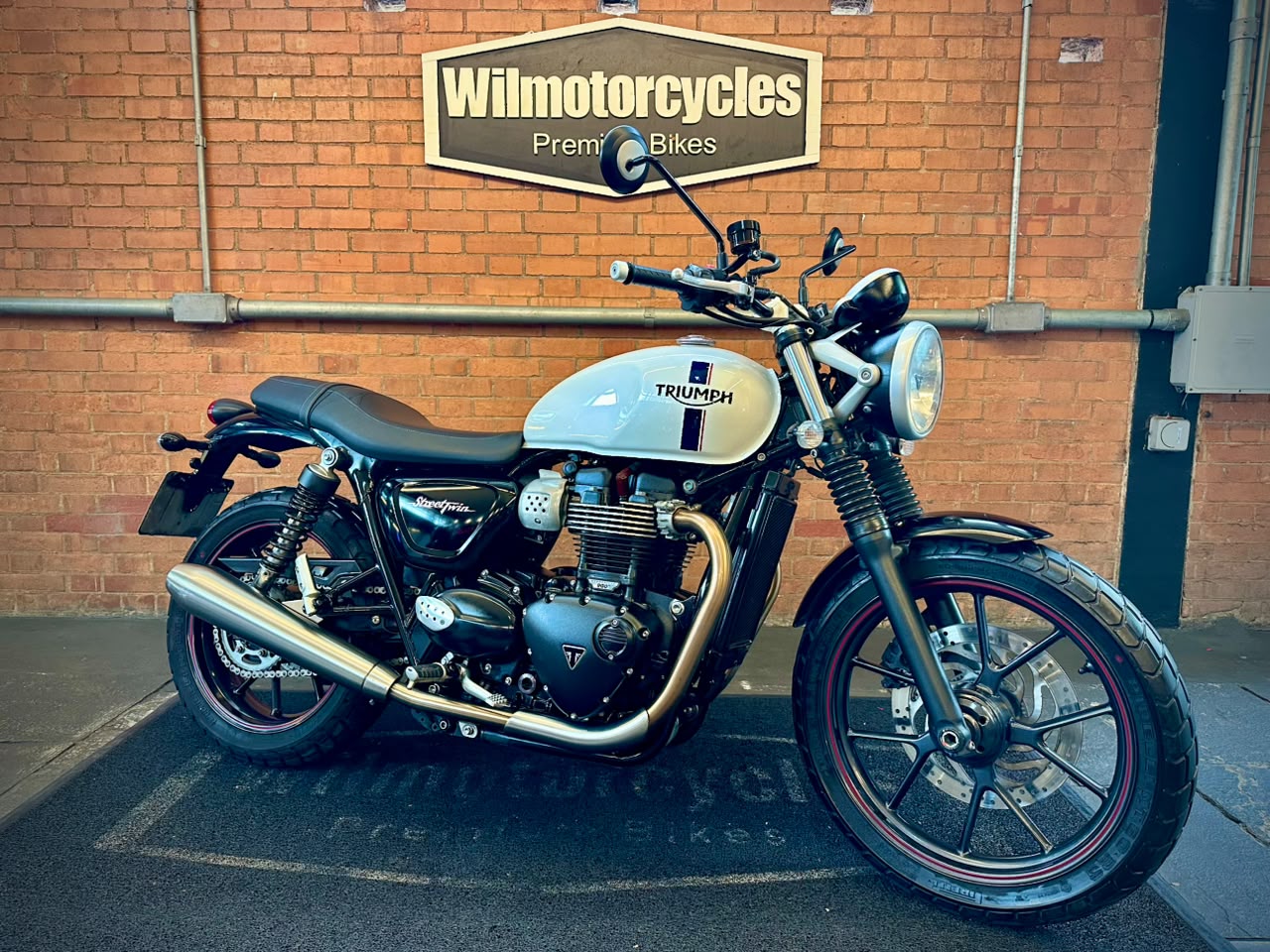 TRIUMPH STREET TWIN