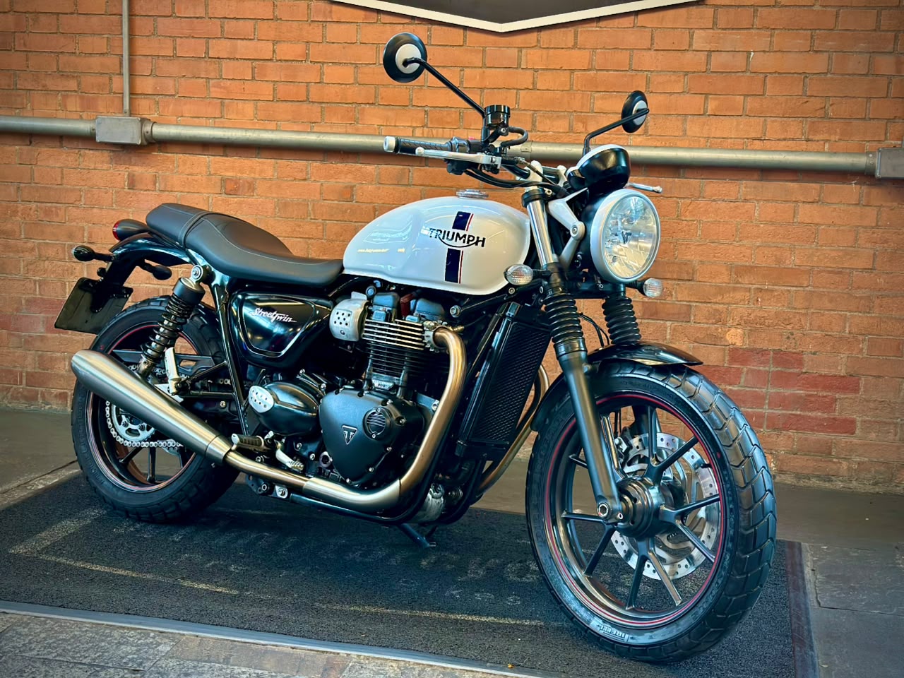 TRIUMPH STREET TWIN