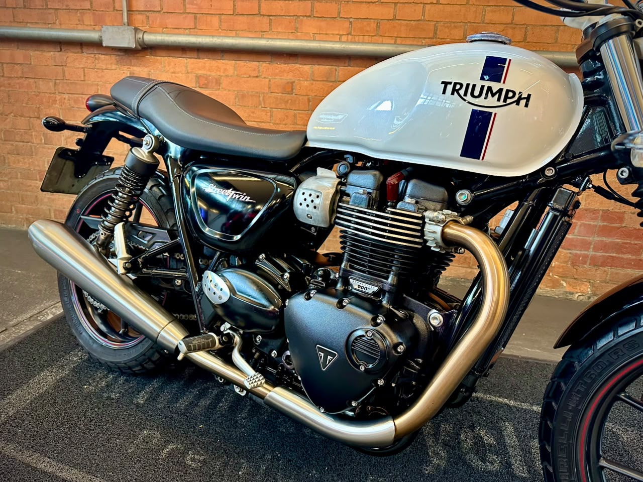 TRIUMPH STREET TWIN
