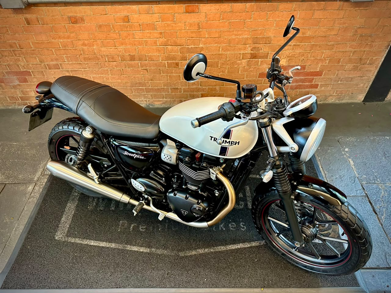 TRIUMPH STREET TWIN