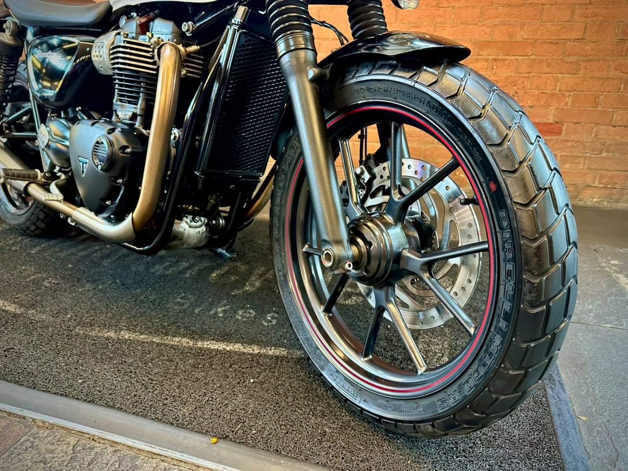 TRIUMPH STREET TWIN