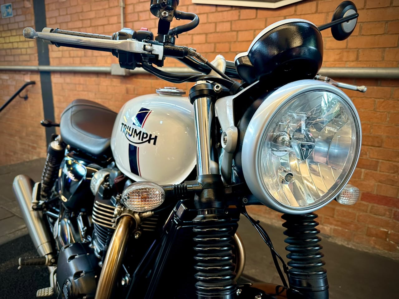 TRIUMPH STREET TWIN