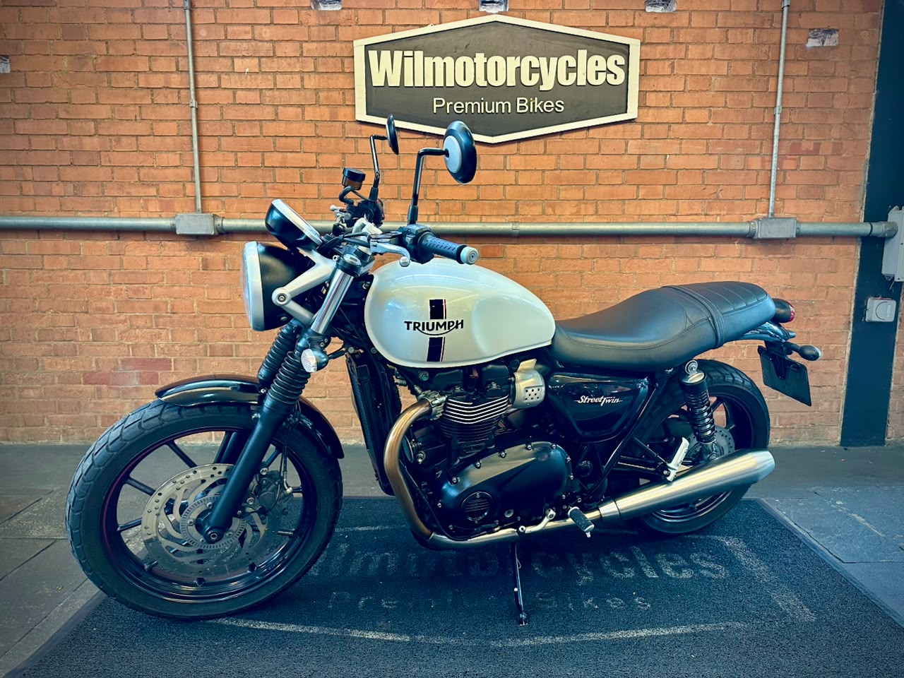 TRIUMPH STREET TWIN