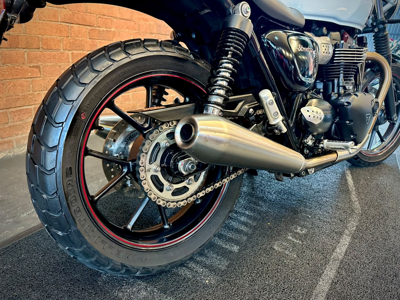 TRIUMPH STREET TWIN