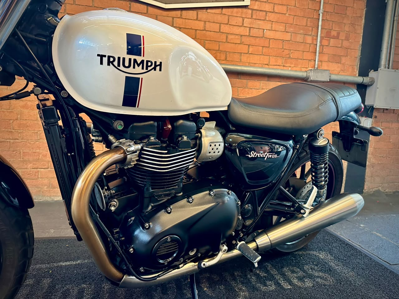 TRIUMPH STREET TWIN
