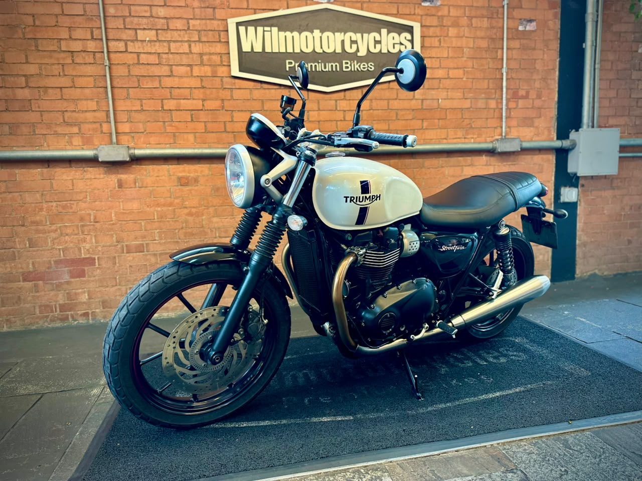 TRIUMPH STREET TWIN