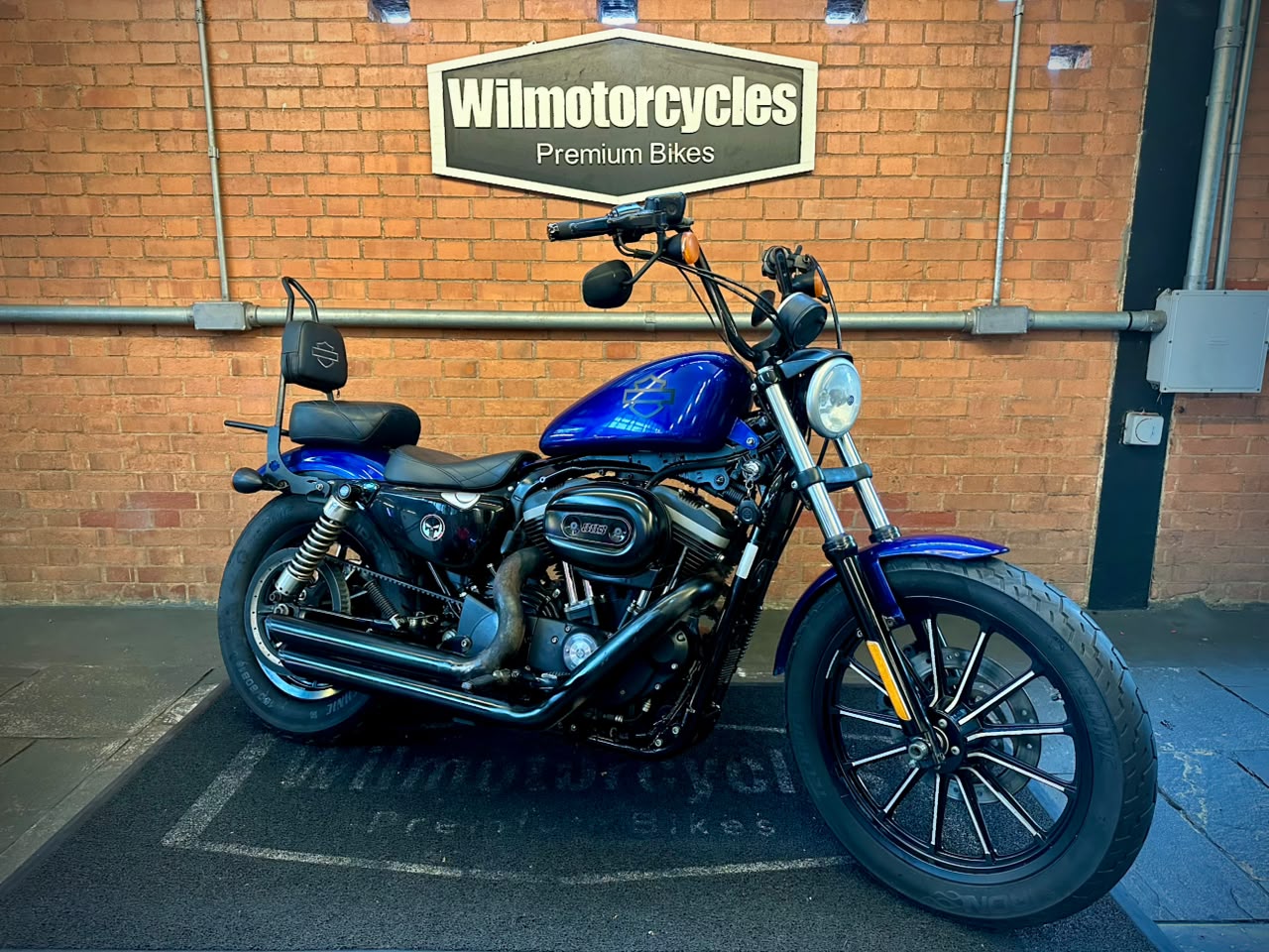 HARLEY-DAVIDSON SPORTSTER IRON 883