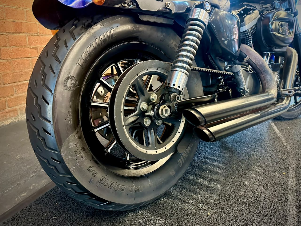HARLEY-DAVIDSON SPORTSTER IRON 883