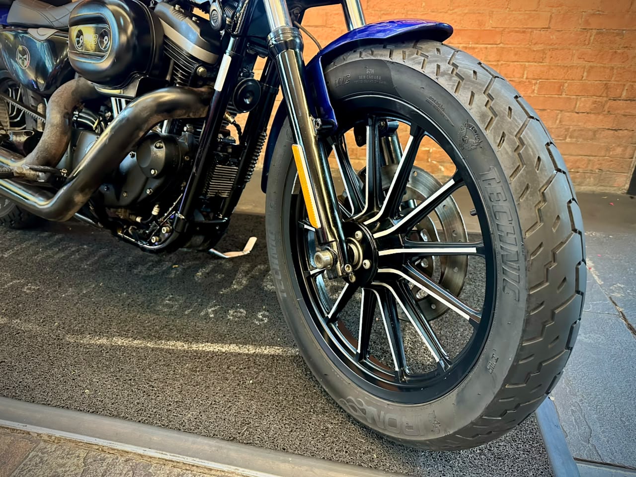 HARLEY-DAVIDSON SPORTSTER IRON 883