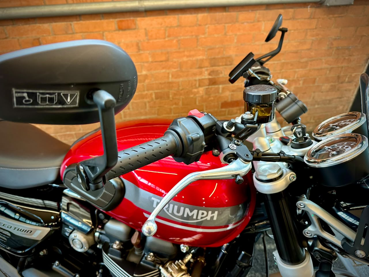 TRIUMPH SPEED TWIN 