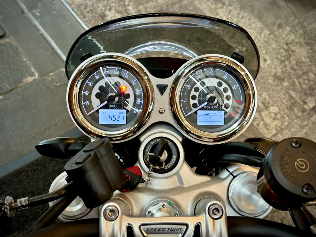 TRIUMPH SPEED TWIN 