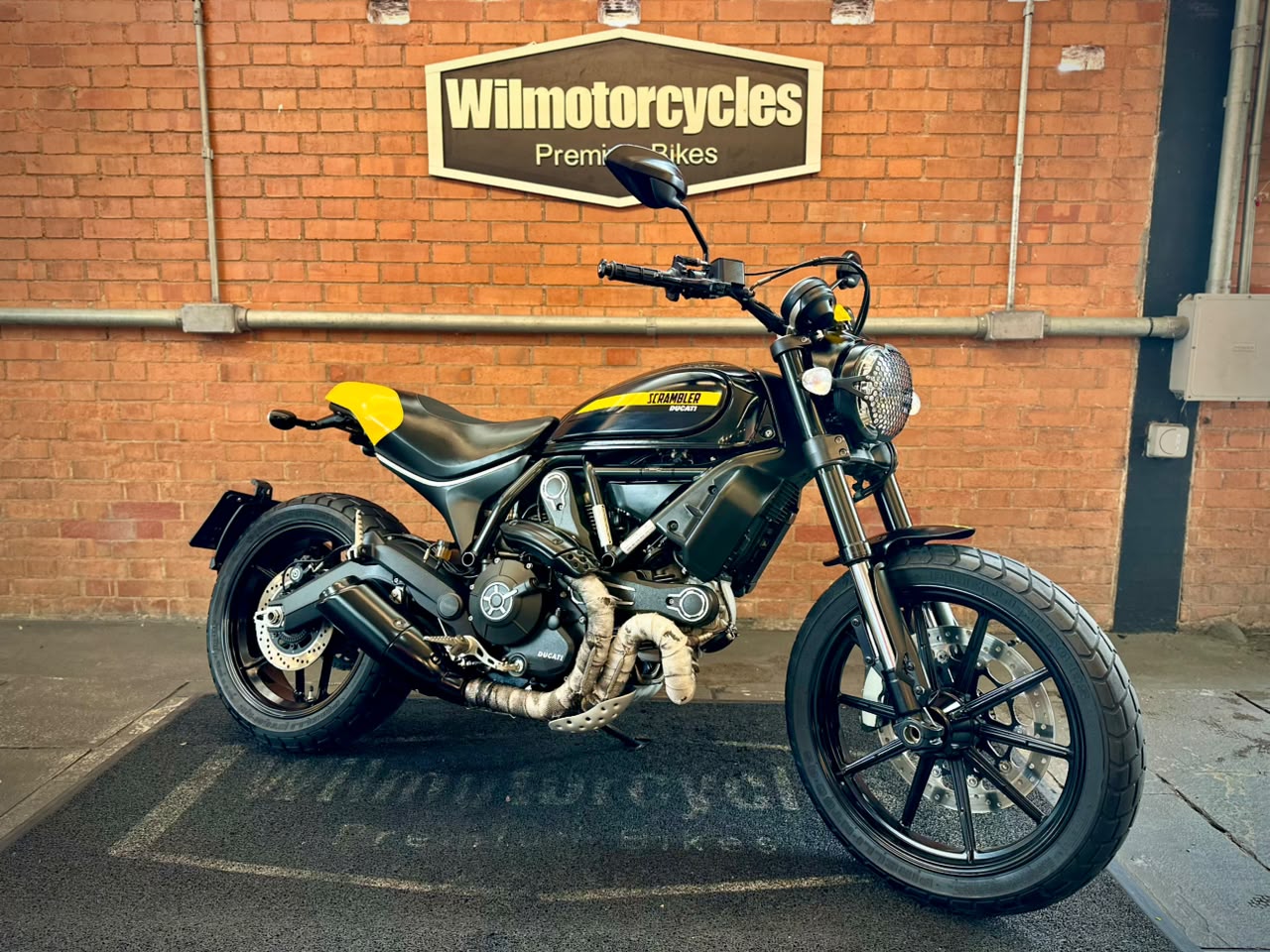 DUCATI SCRAMBLER FULL THROTTLE