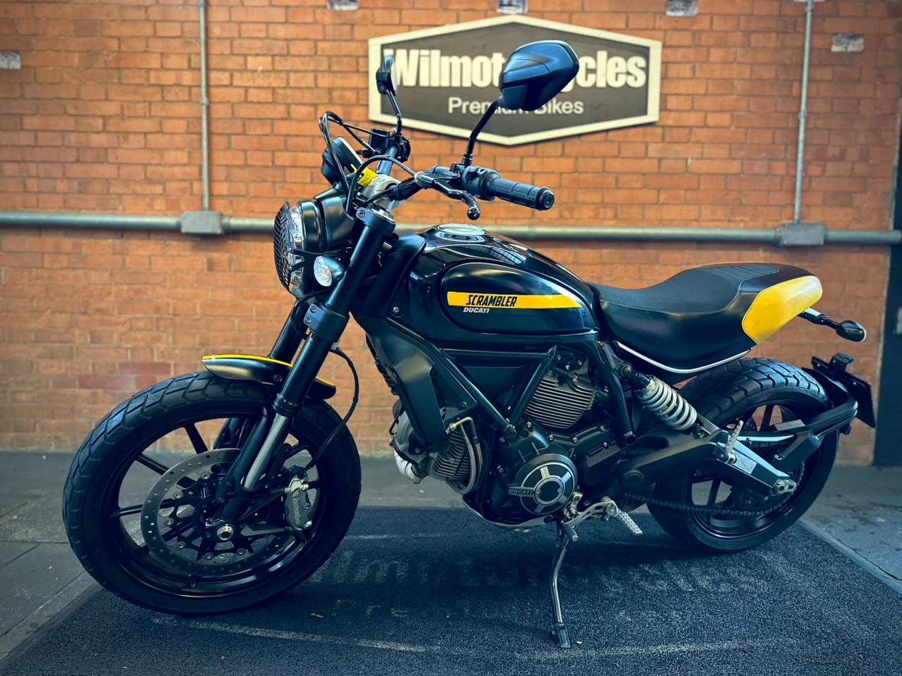 DUCATI SCRAMBLER FULL THROTTLE