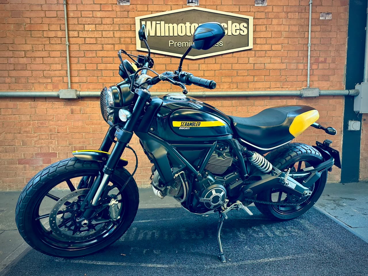 DUCATI SCRAMBLER FULL THROTTLE