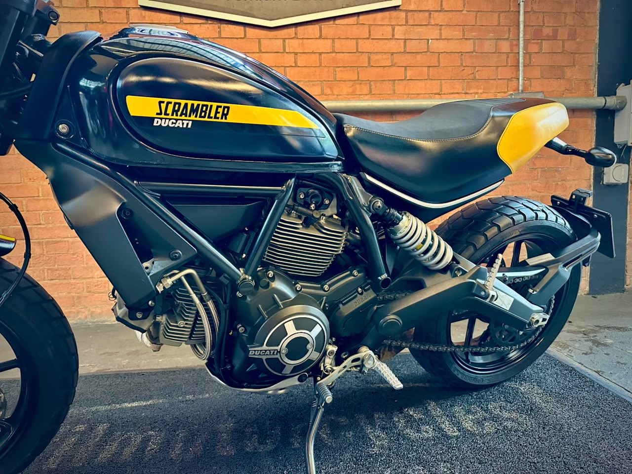 DUCATI SCRAMBLER FULL THROTTLE