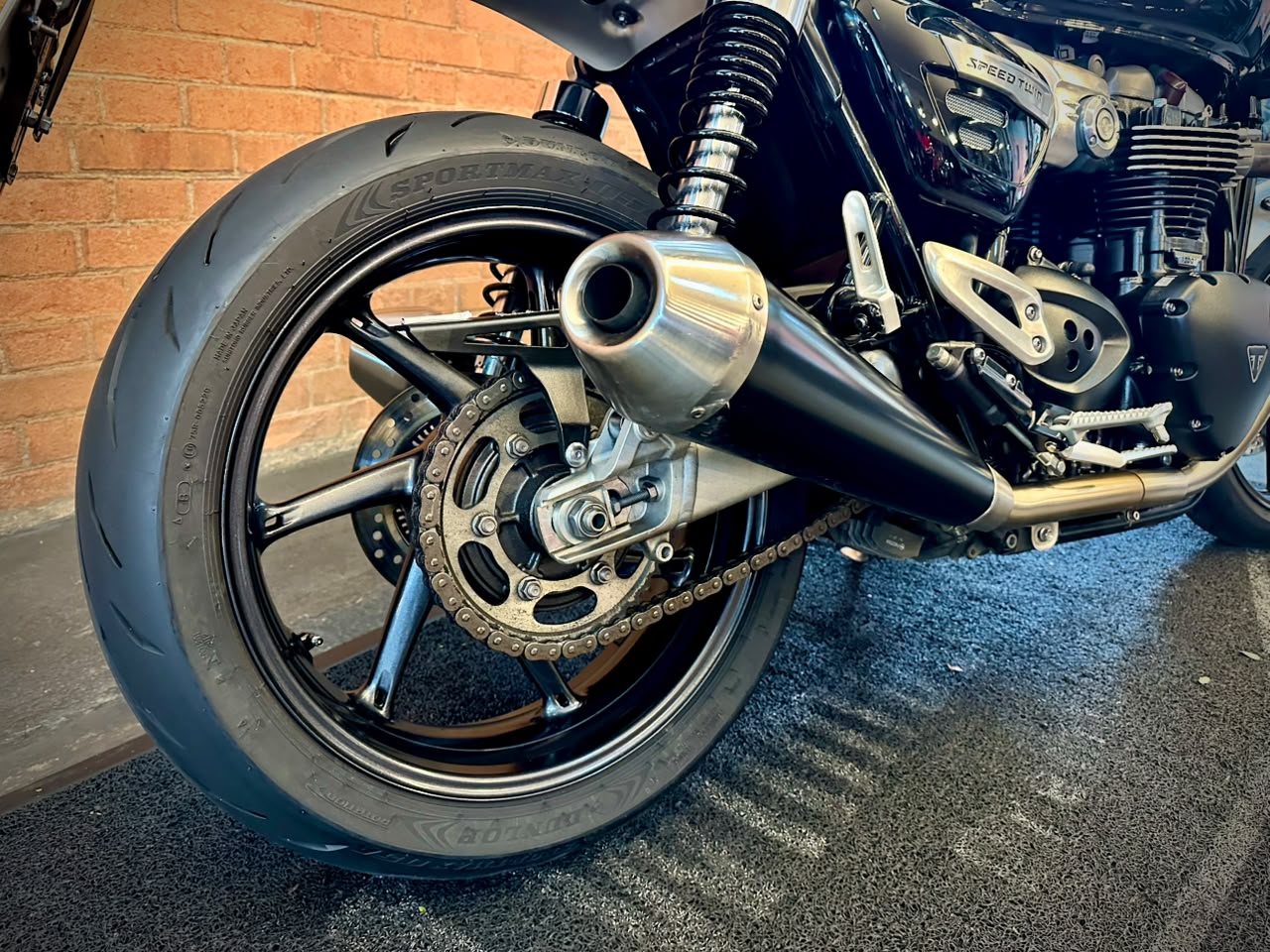 TRIUMPH SPEED TWIN 