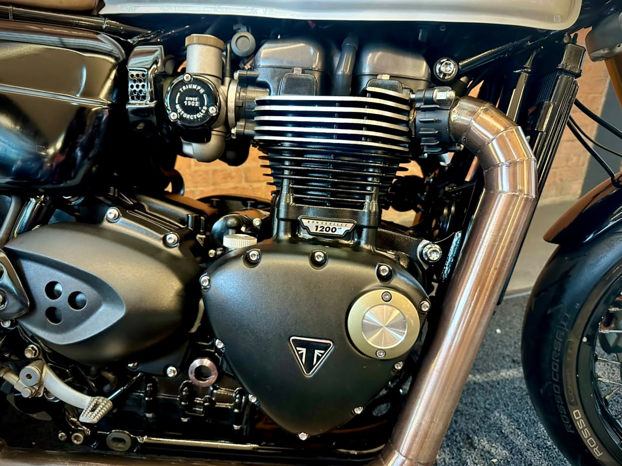 TRIUMPH THRUXTON R