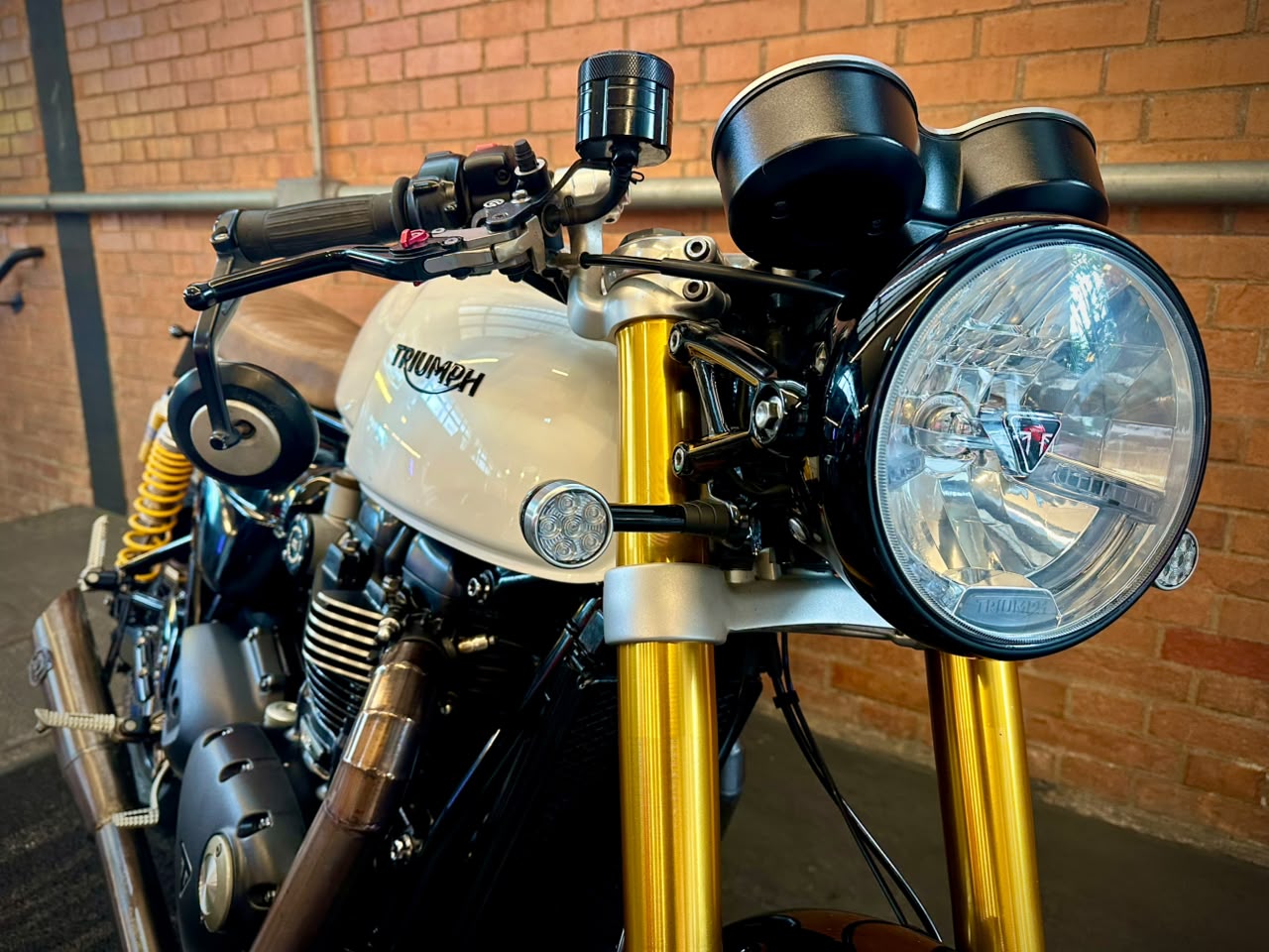 TRIUMPH THRUXTON R