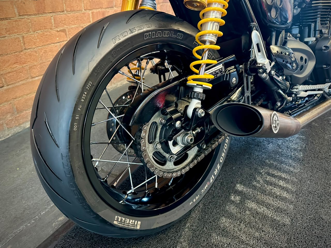 TRIUMPH THRUXTON R