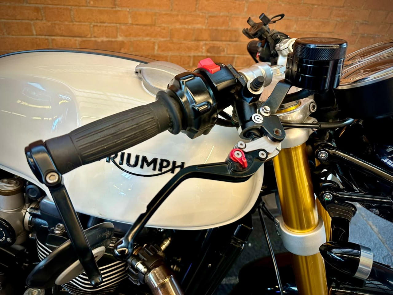 TRIUMPH THRUXTON R