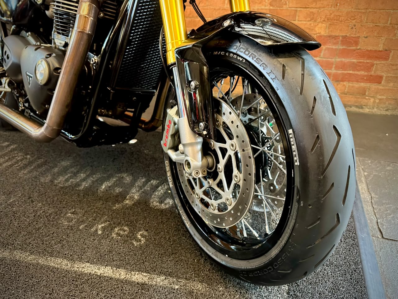 TRIUMPH THRUXTON R