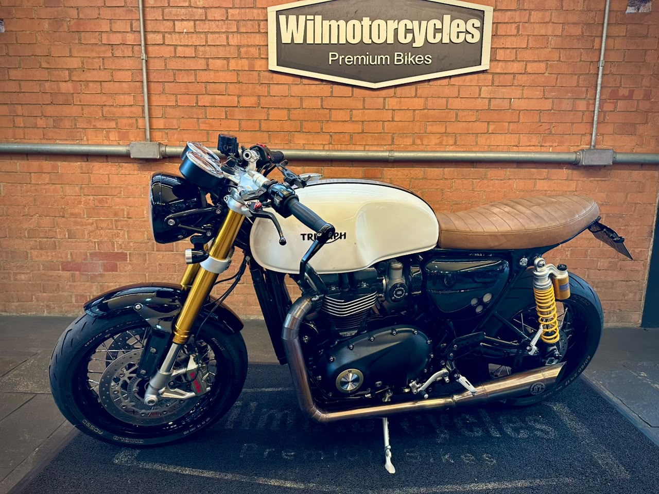 TRIUMPH THRUXTON R