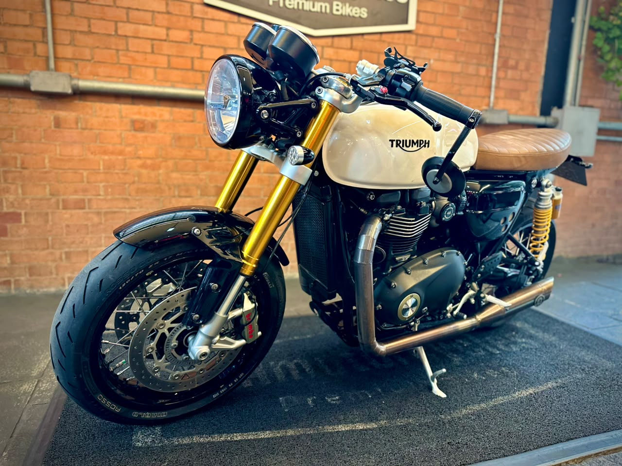 TRIUMPH THRUXTON R