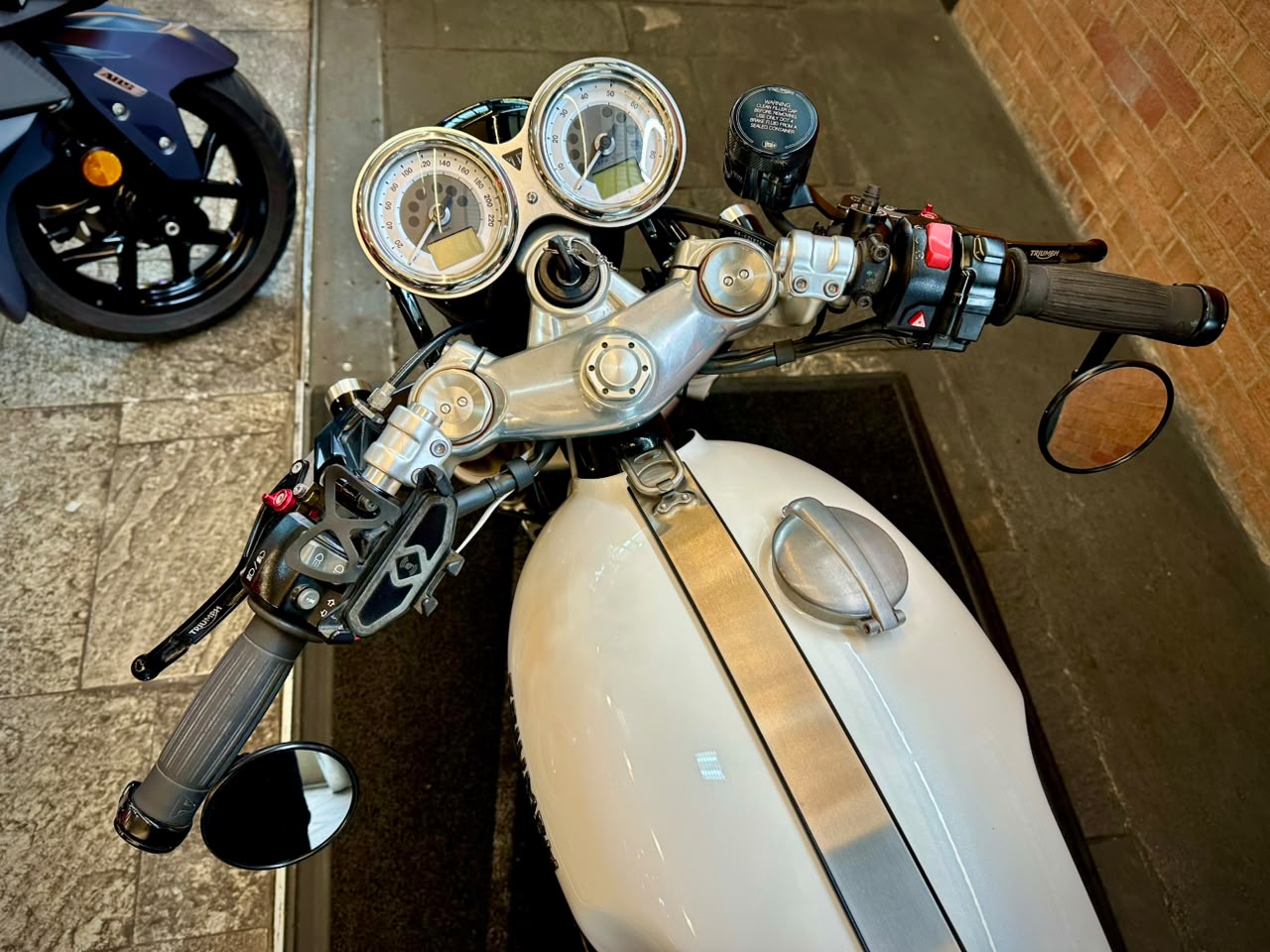 TRIUMPH THRUXTON R