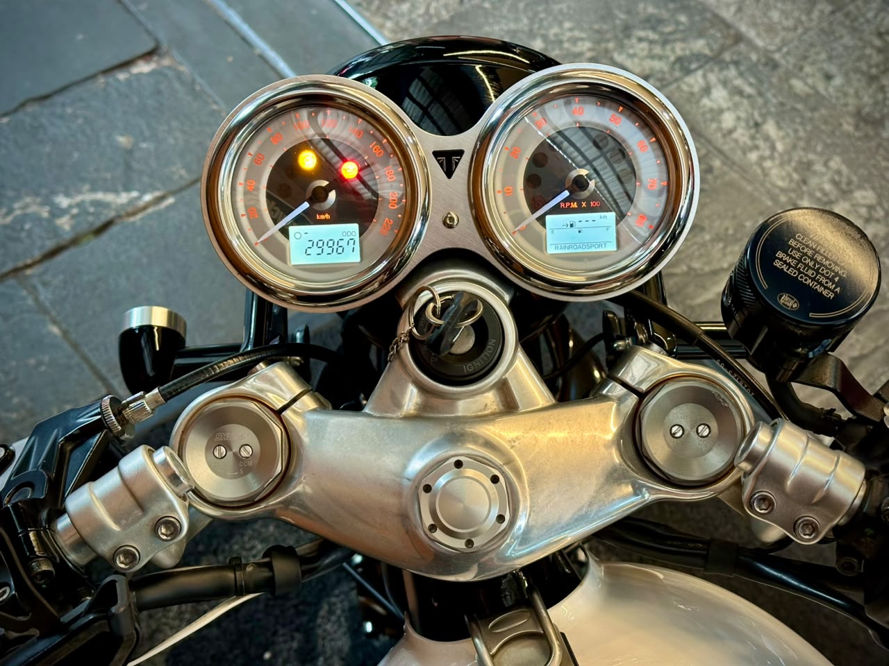 TRIUMPH THRUXTON R