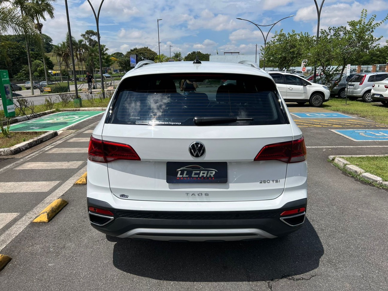 VOLKSWAGEN TAOS