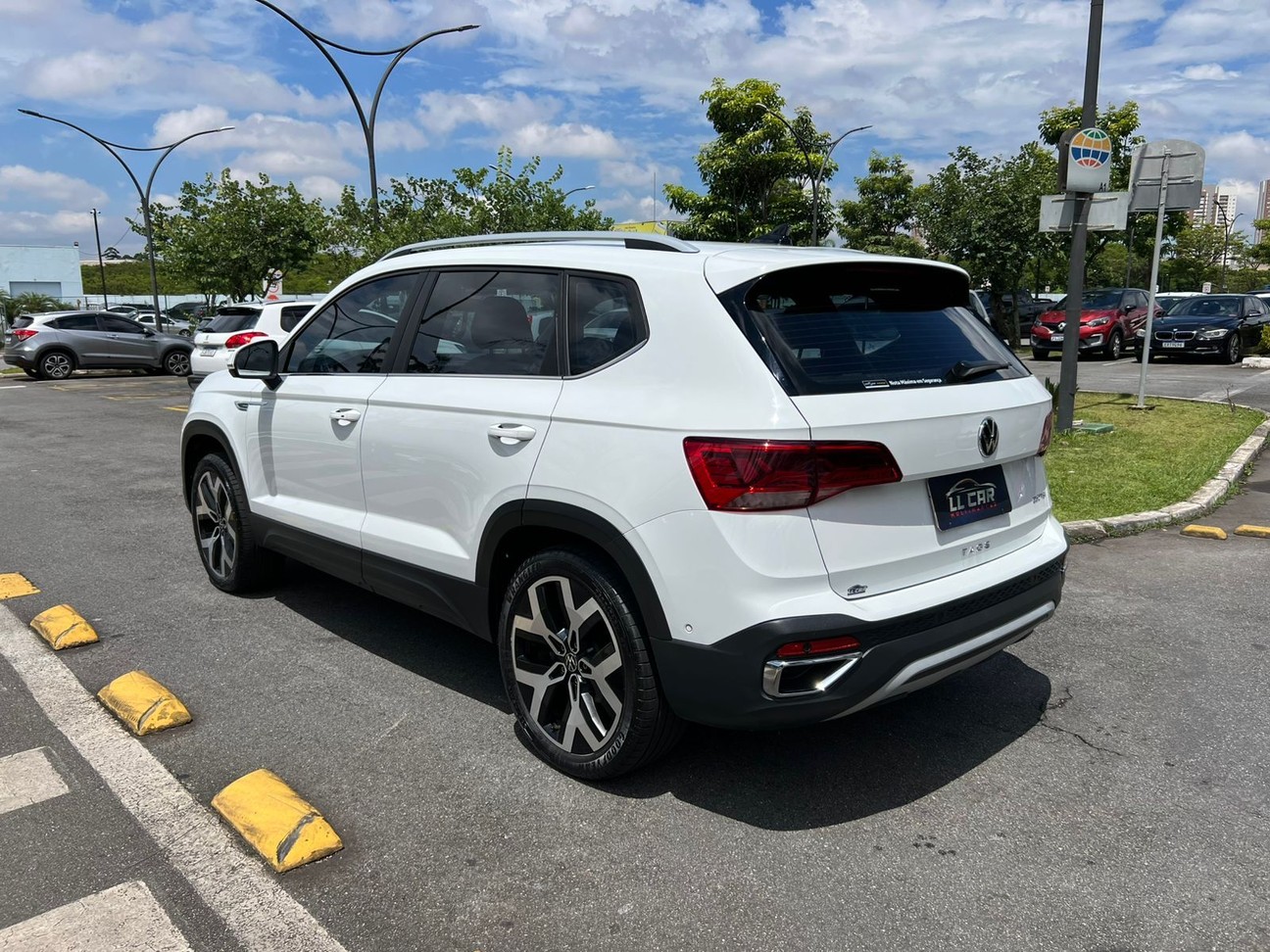 VOLKSWAGEN TAOS