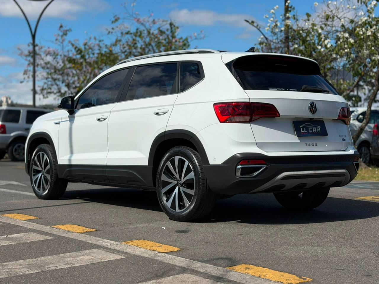 VOLKSWAGEN TAOS