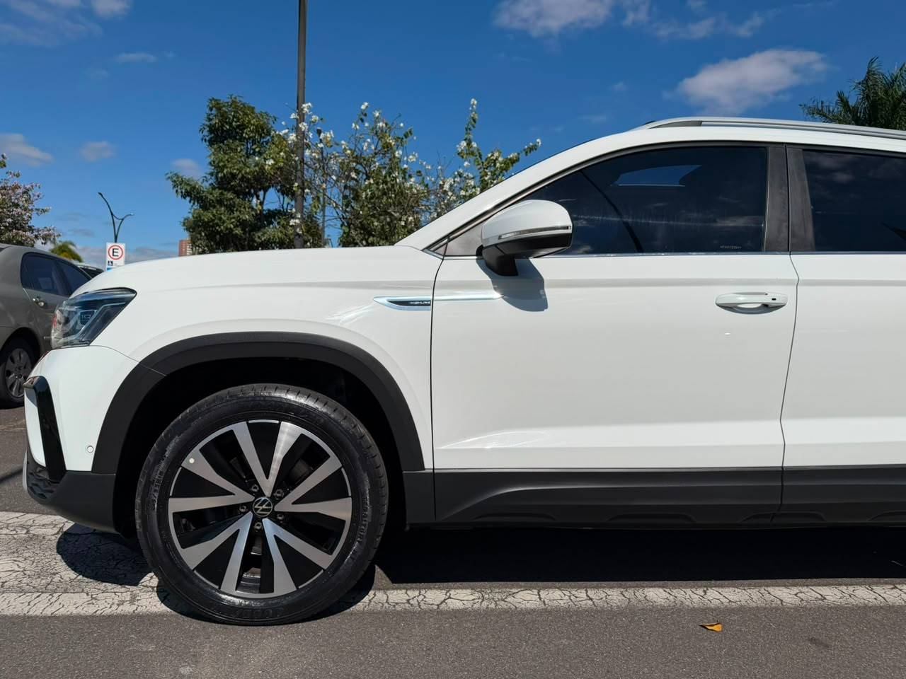 VOLKSWAGEN TAOS