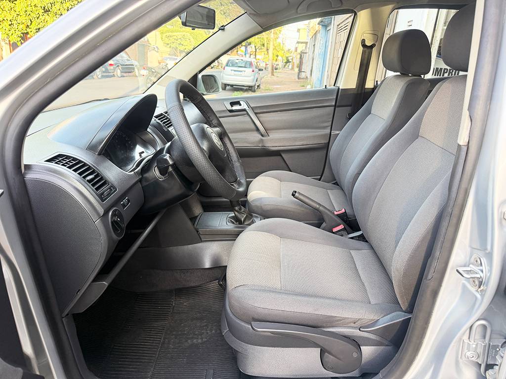 VOLKSWAGEN POLO SEDAN