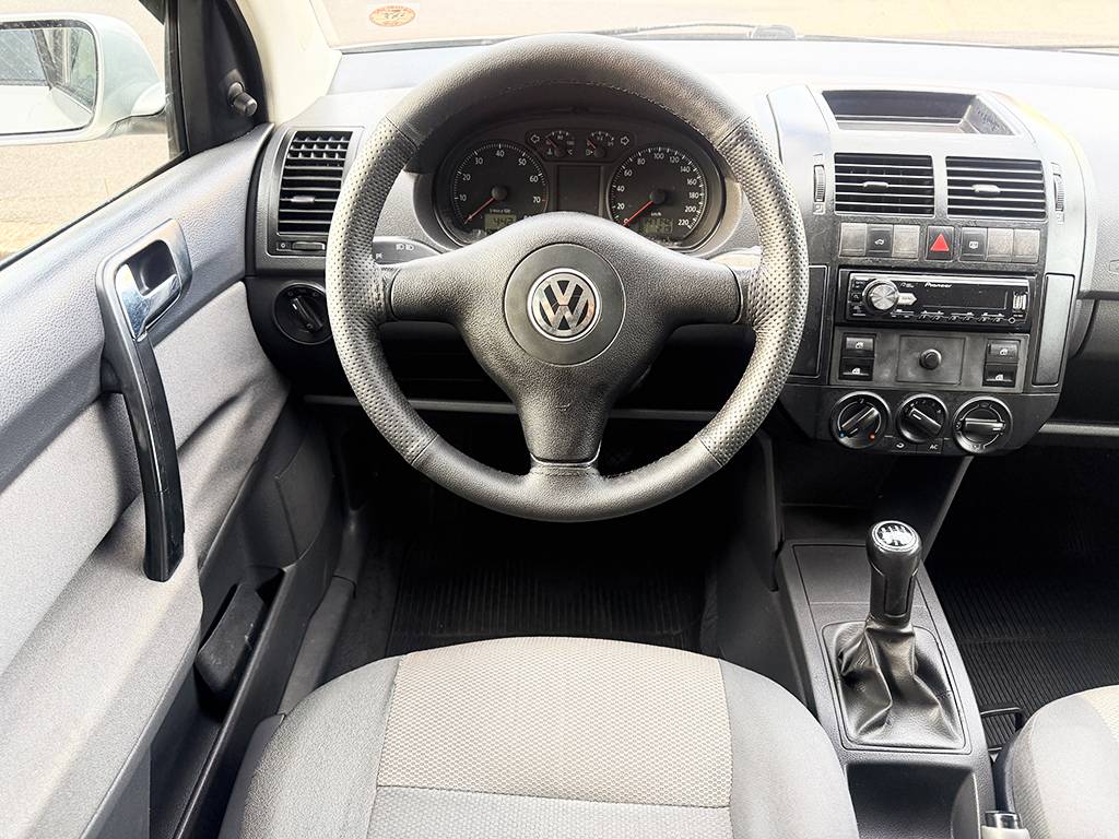 VOLKSWAGEN POLO SEDAN