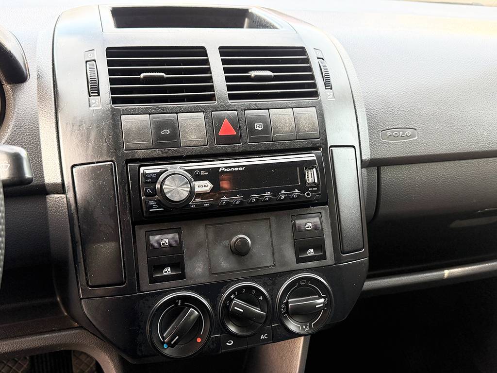 VOLKSWAGEN POLO SEDAN