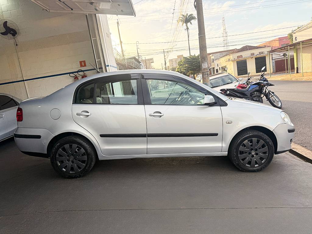 VOLKSWAGEN POLO SEDAN