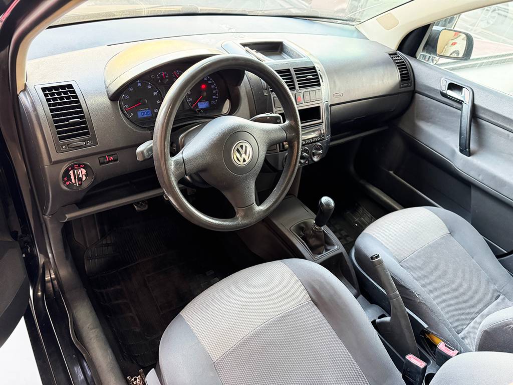 VOLKSWAGEN POLO SEDAN