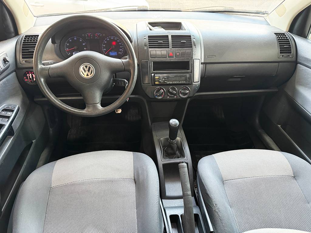 VOLKSWAGEN POLO SEDAN
