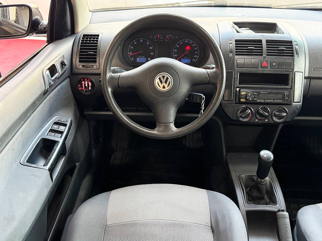 VOLKSWAGEN POLO SEDAN
