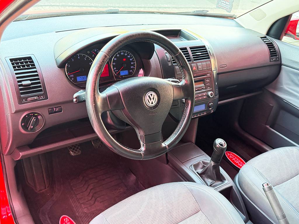 VOLKSWAGEN POLO SEDAN