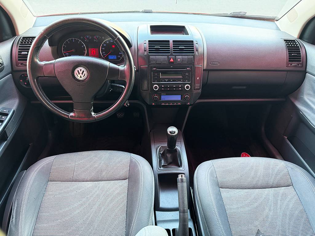 VOLKSWAGEN POLO SEDAN